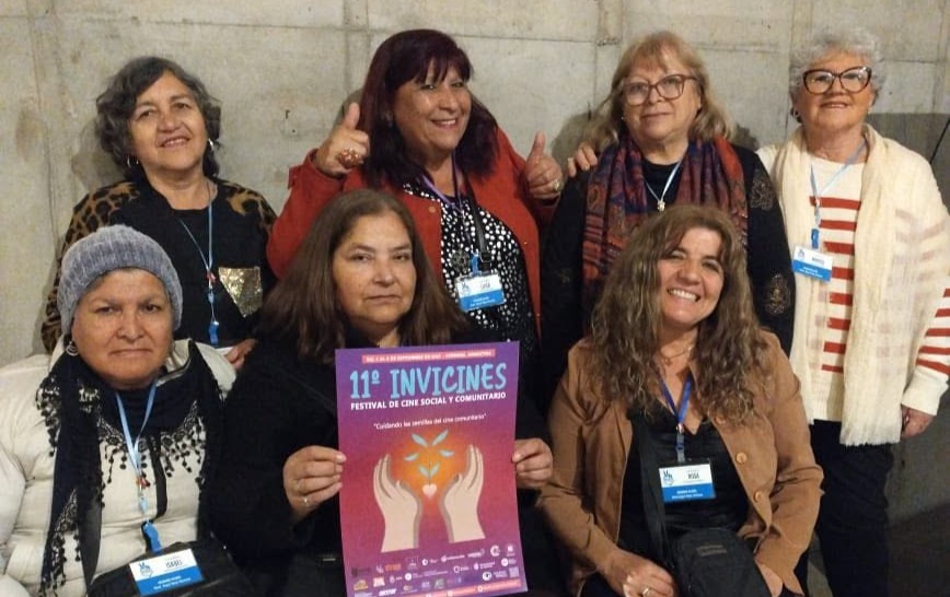 Festival de Cine Social y Comunitario Invicines de Córdoba Integrantes del taller de cine comunitario para personas mayores y de mujeres migrantes y no migrantes en Festival Invicines.