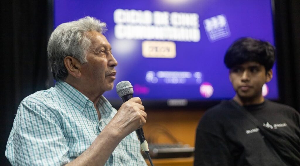 Juan exponiendo en ciclo de cine comunitario.