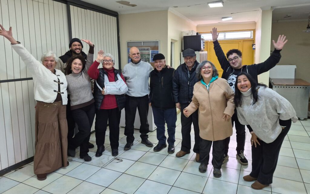 Fundación Aquí Nos Vemos - Taller de cine comunitario para personas mayores Integrantes del Taller de cine comunitario para personas mayores en el Club de Adulto Mayor del Almendral: (De izquierda a derecha) Iraima Rodríguez con su hijo, Marjorie Braniff, Marisol Orellana, Ricardo González, Ismael Araya, Juan Monardes, Gladys Cañas, Nicolás González y Susana Díaz.