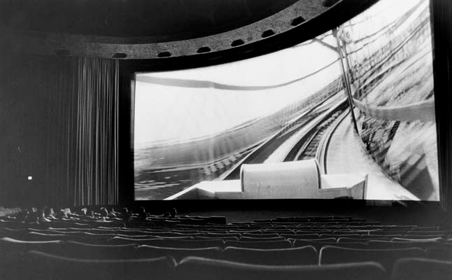 Cinerama en Santa Lucía El Cinerama consistía en la una unión de tres proyecciones contiguas sobre una gran pantalla curva
